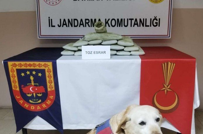 Evde yapılan aramada 8 kilo esrar ele geçirildi