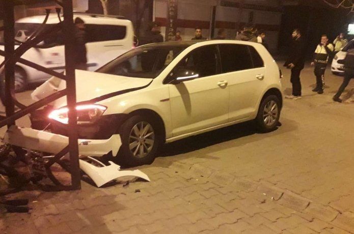 Sürücü elektik direğine çarparak durabildi