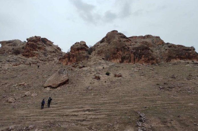Kayalıklarda mahsur kalan keçi ve yavrusu kurtarıldı