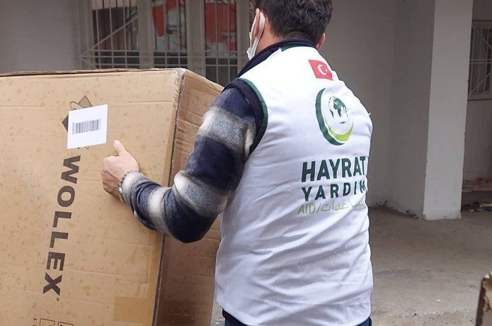Hayrat’tan engellilere sandalye yardımı