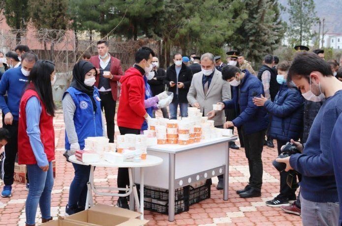Üzüm hoşafı ve buğday çorbası dağıttılar