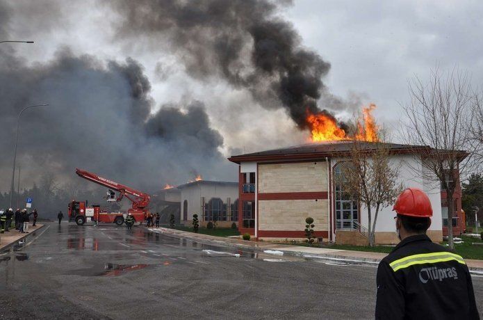 Türkiye Petrolleri tesisinde çıkan yangın korkuya sebep oldu