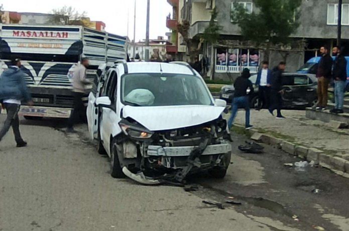 Kamyonet ile otomobil çarpıştı: 2 yaralı