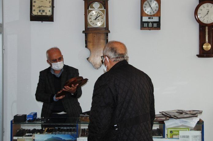 Saat tamir ederek üç çocuğunu okutup meslek sahibi yaptı