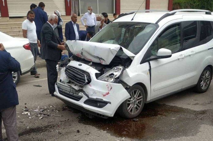 Ticari taksi otobüse arkadan çarptı: Bir yaralı
