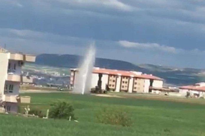 yol çalışmasında içme suyu borusu patladı