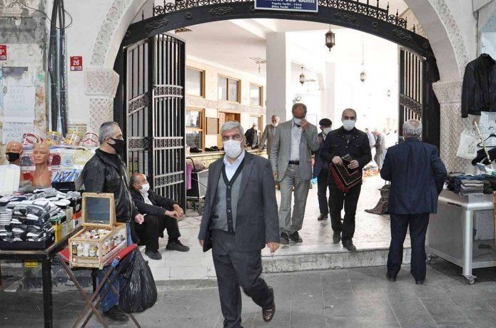 Halk: Tek burukluğumuz teravih namazını camide kılamamak