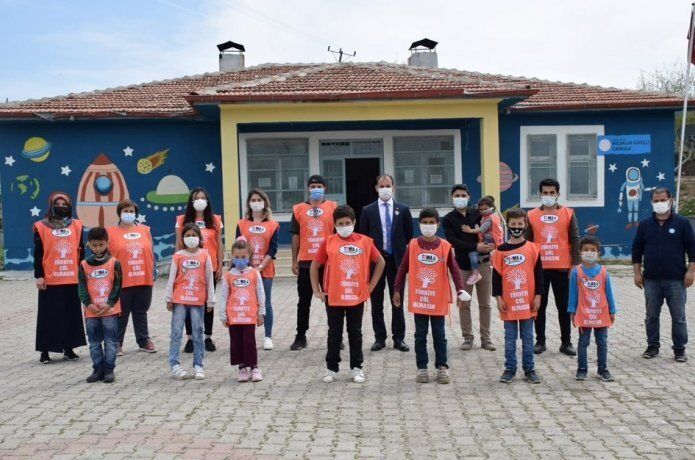 Okul bahçelerimizi ağaçlandırıyoruz