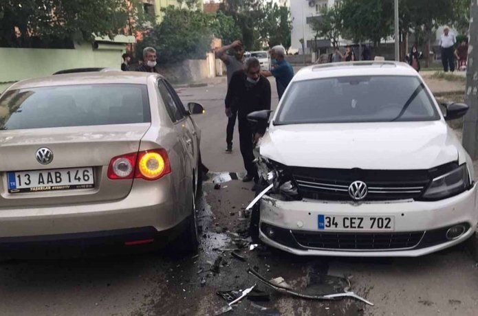 Otomobiller kafa kafaya çarpıştı