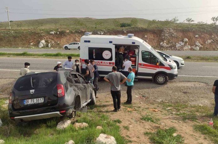 Şarampole yuvarlanan otomobil kayalıklara çarptı: 3 yaralı