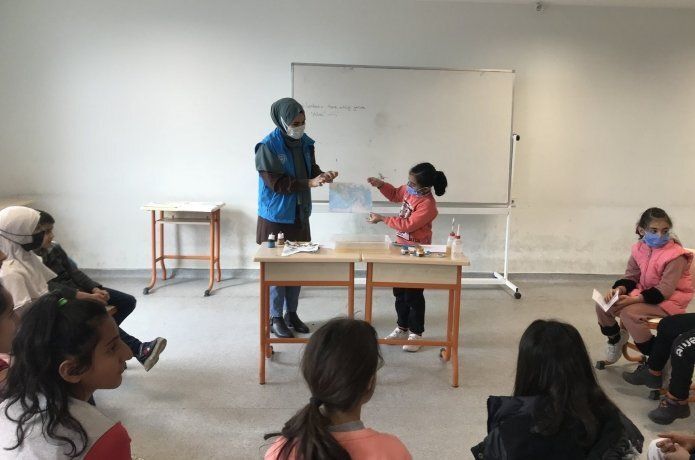 Ebru sanatıyla, hem öğreniyor hemde eğleniyorlar