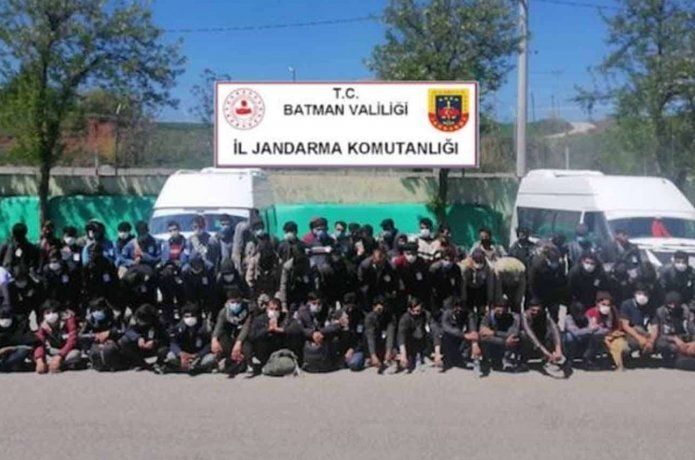İki minibüste 121 düzensiz göçmen yakalandı