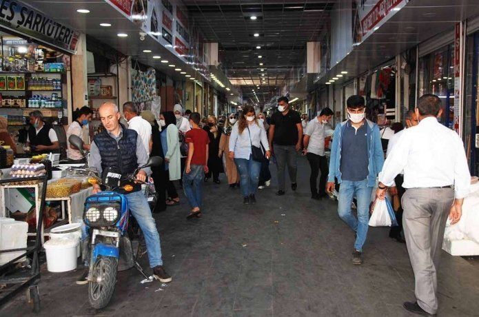 Tam kapanma öncesi Batman’da alışveriş yoğunluğu