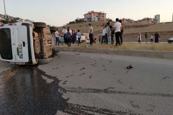 hafif ticari araç takla attı