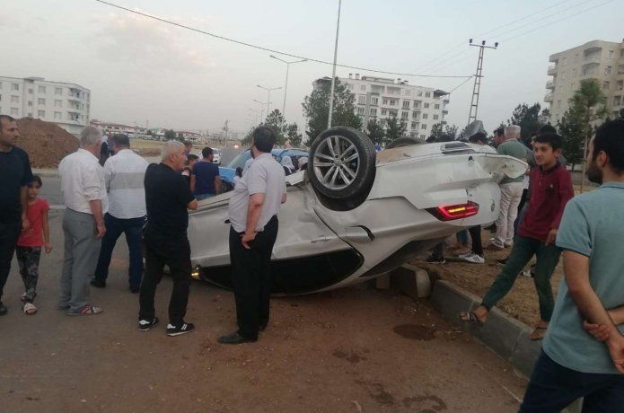 Hafif ticari araç ile otomobil çarpıştı