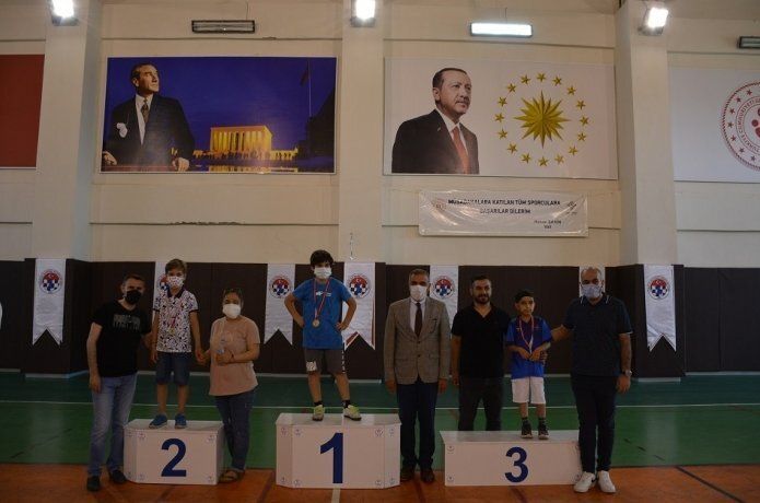 Satranç şampiyonları ödüllerini aldı
