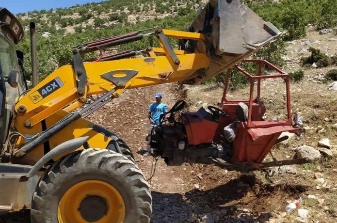 Park halindeki traktör hareket ederek şarampole yuvarlandı