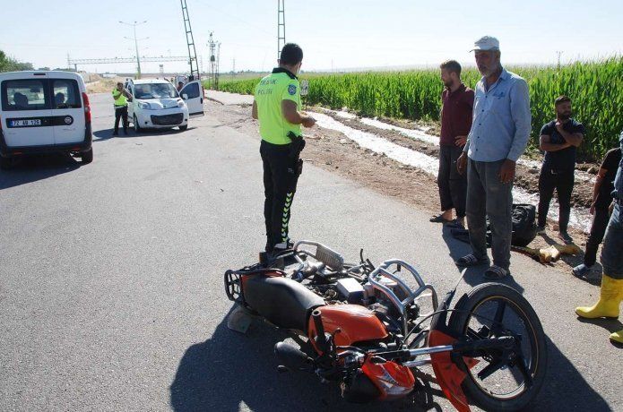 Motosiklet ile hafif ticari araç çarpıştı