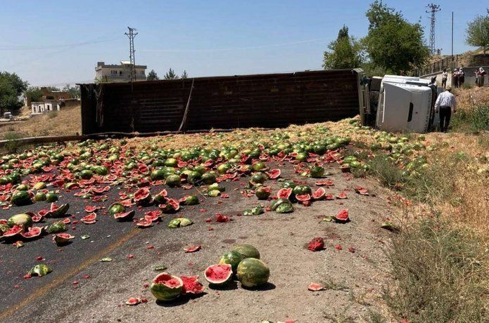 Batman’da karpuz yüklü tır devrildi