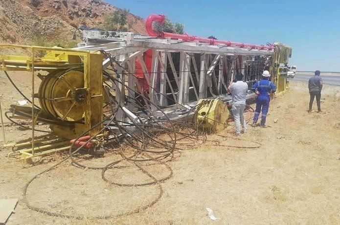 TPAO'ya ait kule aracı devrildi