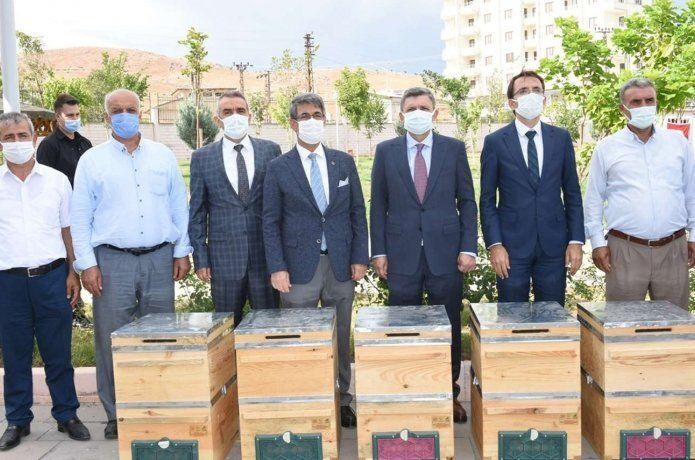 Arı üreticilerine ekipman desteği verildi