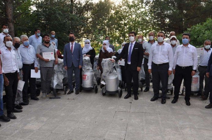 Batman’da 35 çiftçiye yüzde 75 hibe ile süt sağma makinası ve sertifikaları verildi