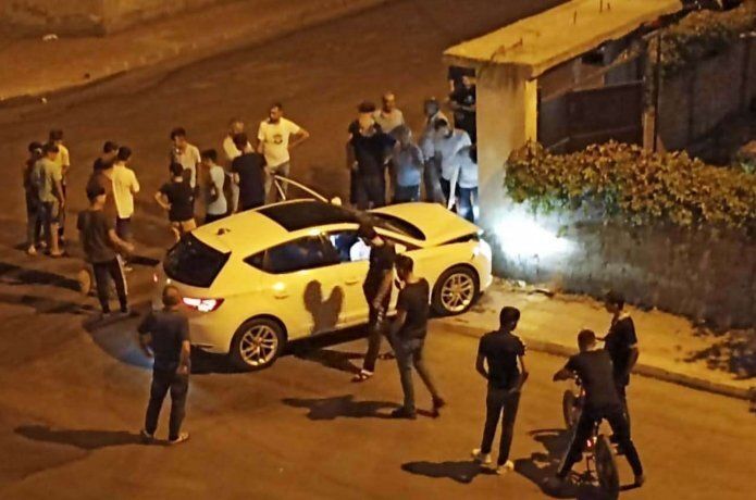 Otomobil evin bahçe duvarına çarptı