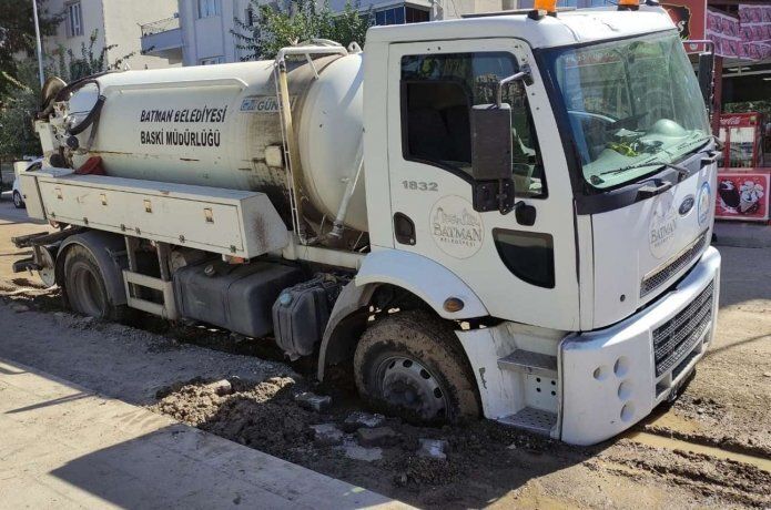 Belediyeye ait araç belediyenin açtığı çukura düştü