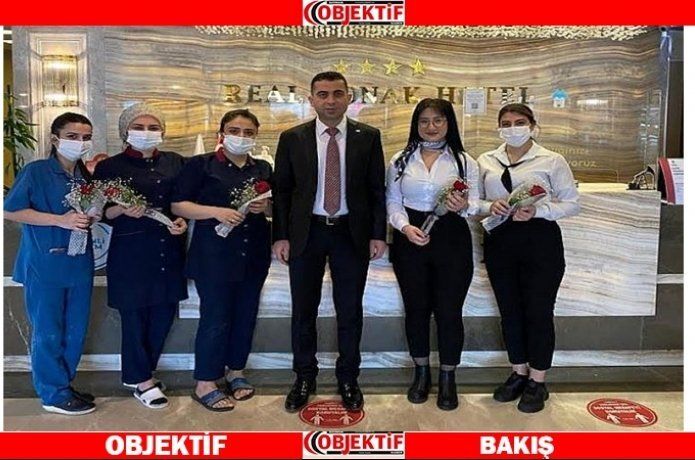 Kadın personellere çiçek jesti