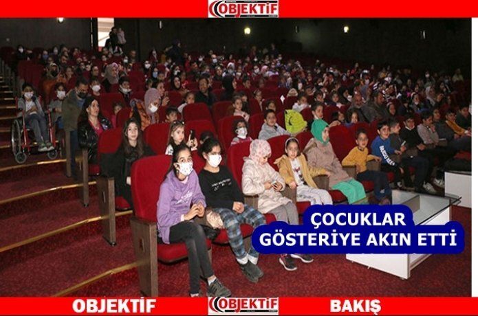 Çocuklar gösteriyi ilgi ile izldei