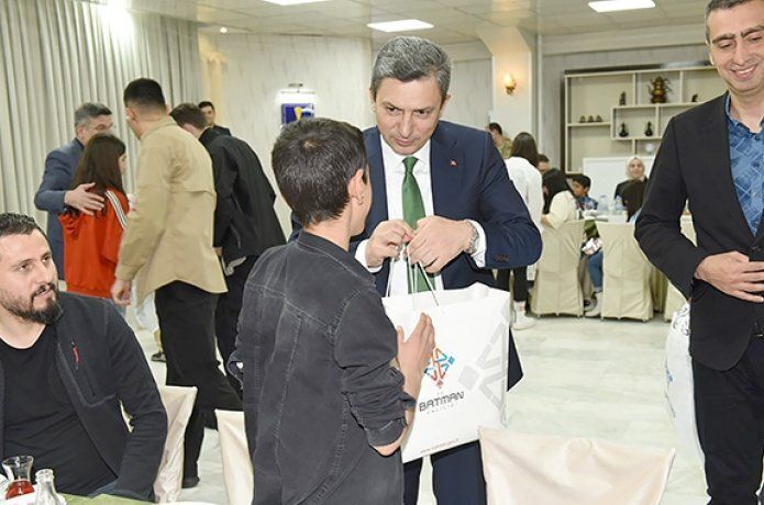 Vali Şahin, yetim çocukları ağırladı