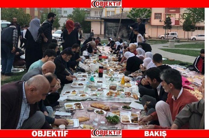 HDP il teşkilatı iftarda yer sofrasında