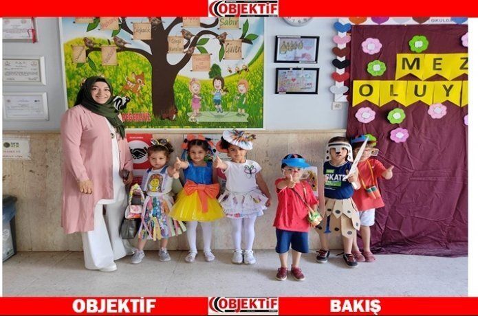 Minik eller atık malzemelerden kıyafet tasarladı