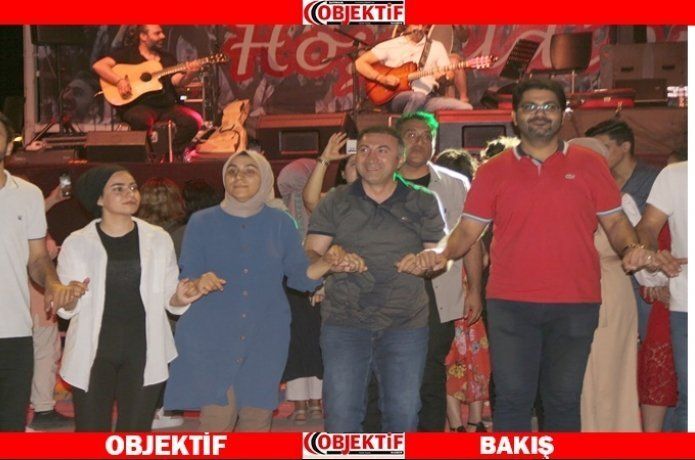 Rektör Demir, öğrencilerle halay çekti