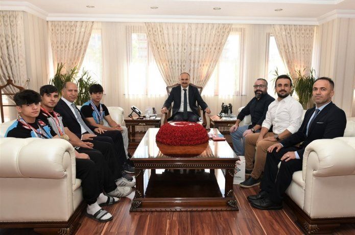 Vali, Türkiye şampiyonu judocuları makamında kabul etti