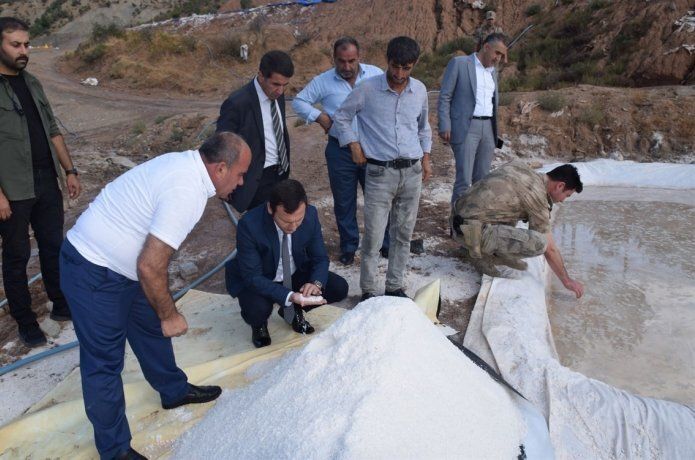 Kozluk Kaymakamı Güngör, "kaya tuzu" göletlerini inceledi