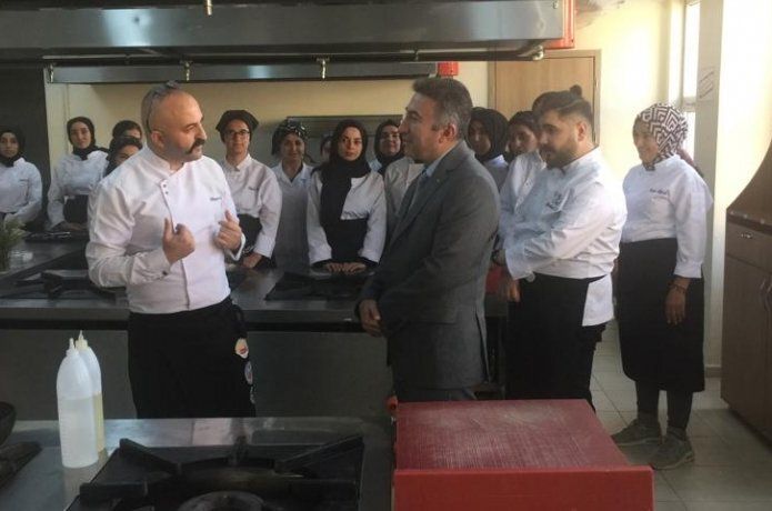 Rektör Demir, geleceğin aşçılarıyla yemek pişirdi