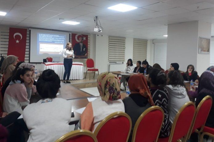 Üniversite öğrencilerine "bir iş ve meslek danışmanlığı eğitimi" verildi