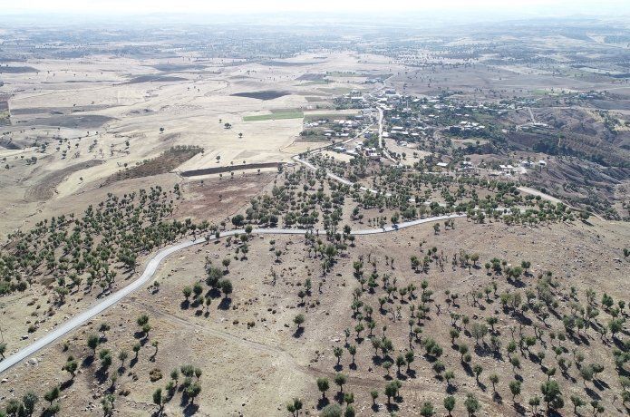 Kozluk mezralarına beton yol yapıldı