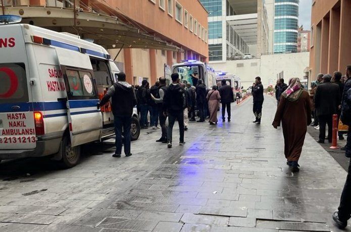 Cami iskelesi çöktü: 1 ölü 20 yaralı