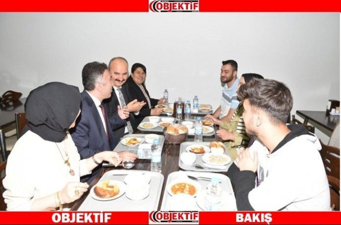 Vali Canalp, üniversite öğrencileriyle yemek yedi