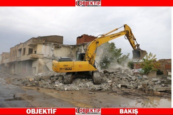 İluh Deresi yanındaki binaların yıkımına devam ediliyor