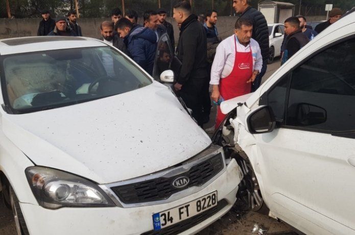 İki araç kafa kafaya çarpıştı. 1'i ağır 3 kişi yaralandı