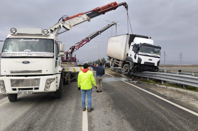 Güney Çevre yolunda kamyon bariyerlere çarptı: 1 kişi yaralandı