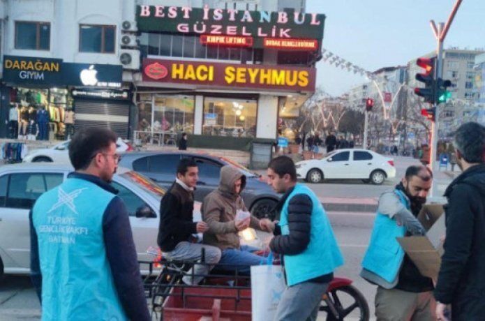 TÜGVA'lı gençlerden “İftara 5 Kala” Uygulaması