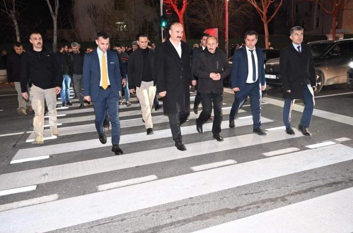 Yaya güvenliği için LED ışıklı geçitler