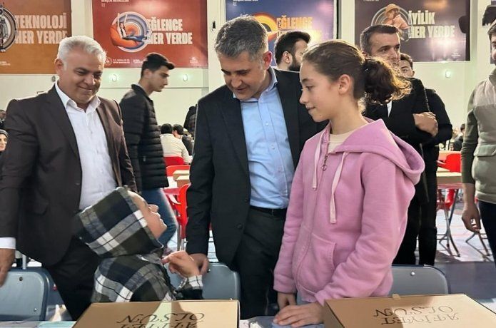 Ceylan "okuyan gençlere burs vereceğiz"
