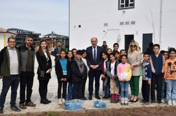 Minik öğrenciler 100 çam fidanı dikti