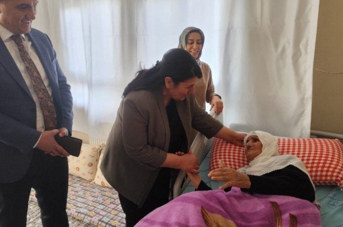 Bayan Canalp’ten hastalara ziyaret