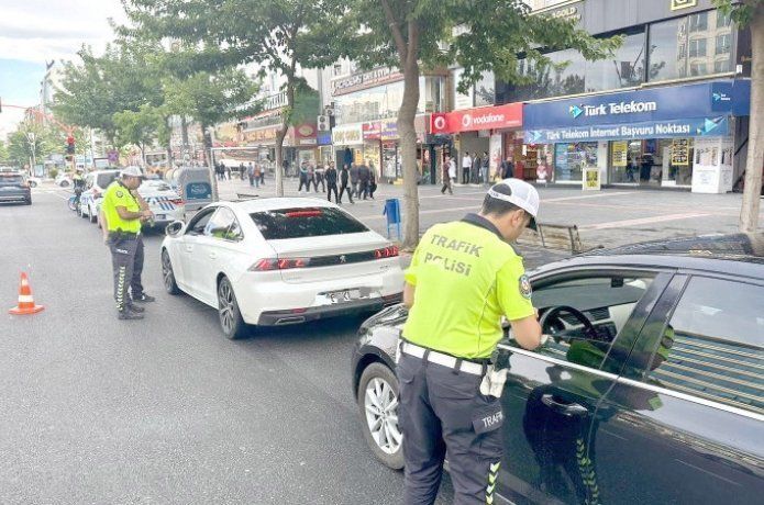 Trafik ekipleri şoförleri bilgilendirdi